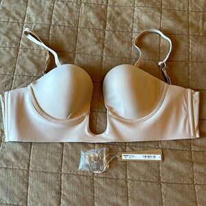 Brand new Skims bra! Tags are off but it’s never been worn.